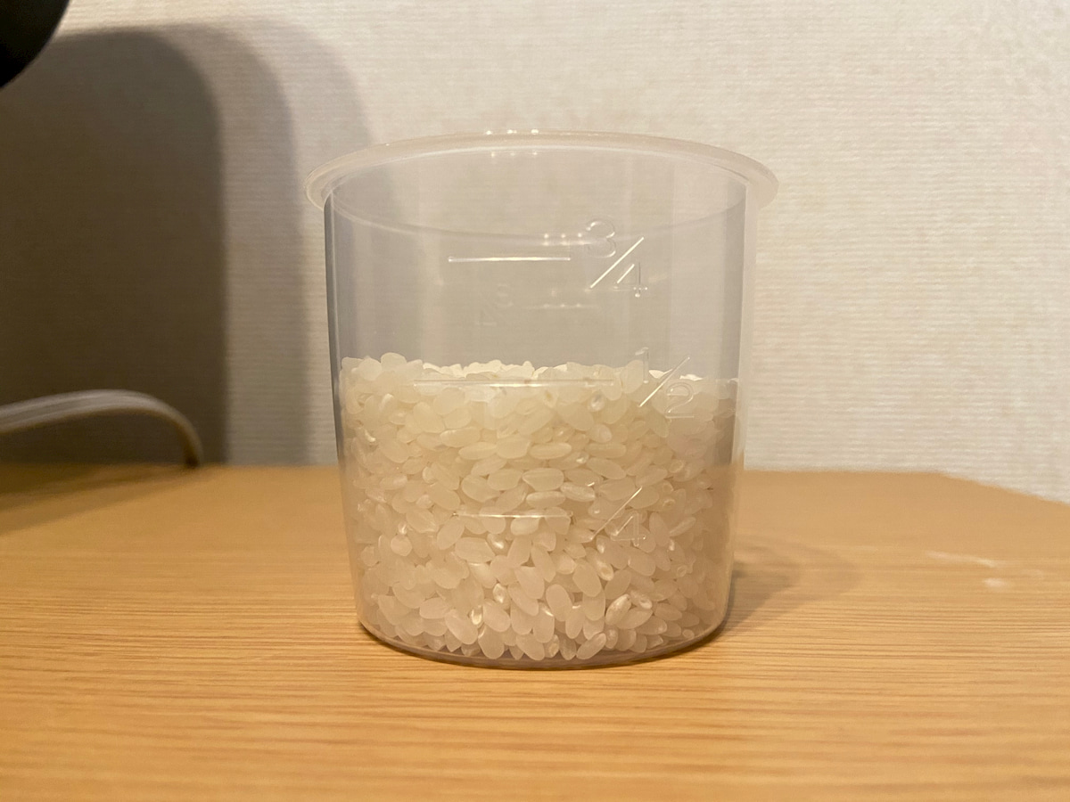 計量カップの半分まで入ったお米
